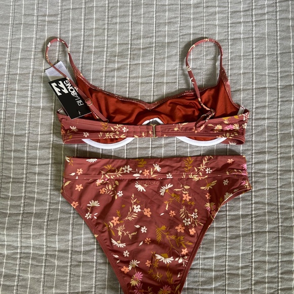 Billabong swim suit- medium - Picture 2 of 2